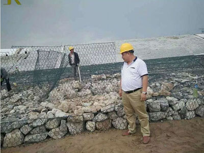 包塑鉛絲石籠網(wǎng)箱治理河道應(yīng)該采用怎樣的規(guī)格